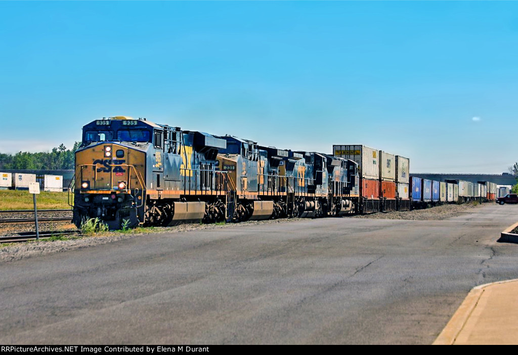 CSX 935 on Q-017